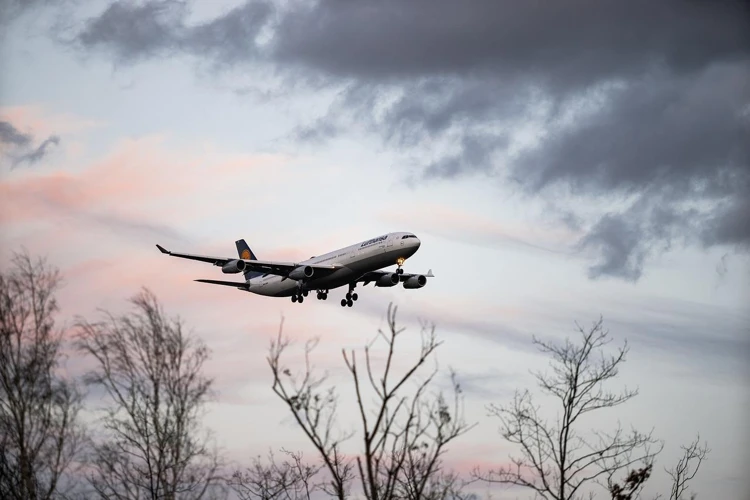 O Que Significa Sonhar Com Avião Parado No Ar?